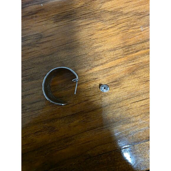 Vintage Avon Silver Tone Pierced Earrings Fashion  Hoops CrissCross Daily Night - Picture 3 of 3